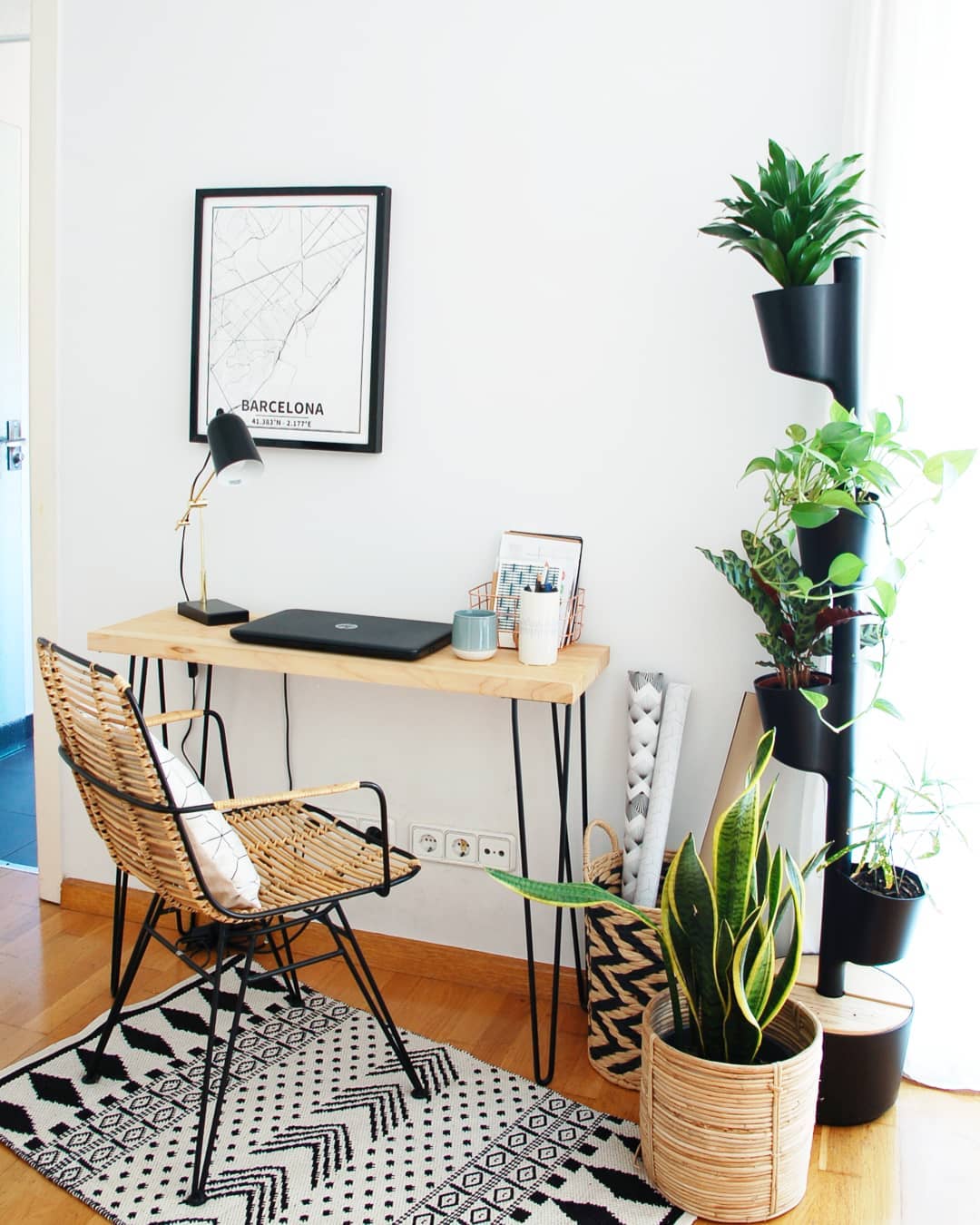 CitySens Vertical Planter – Black 4 Pots with Wi-Fi Smart Watering Kit and Teak Wood Details - Image 6